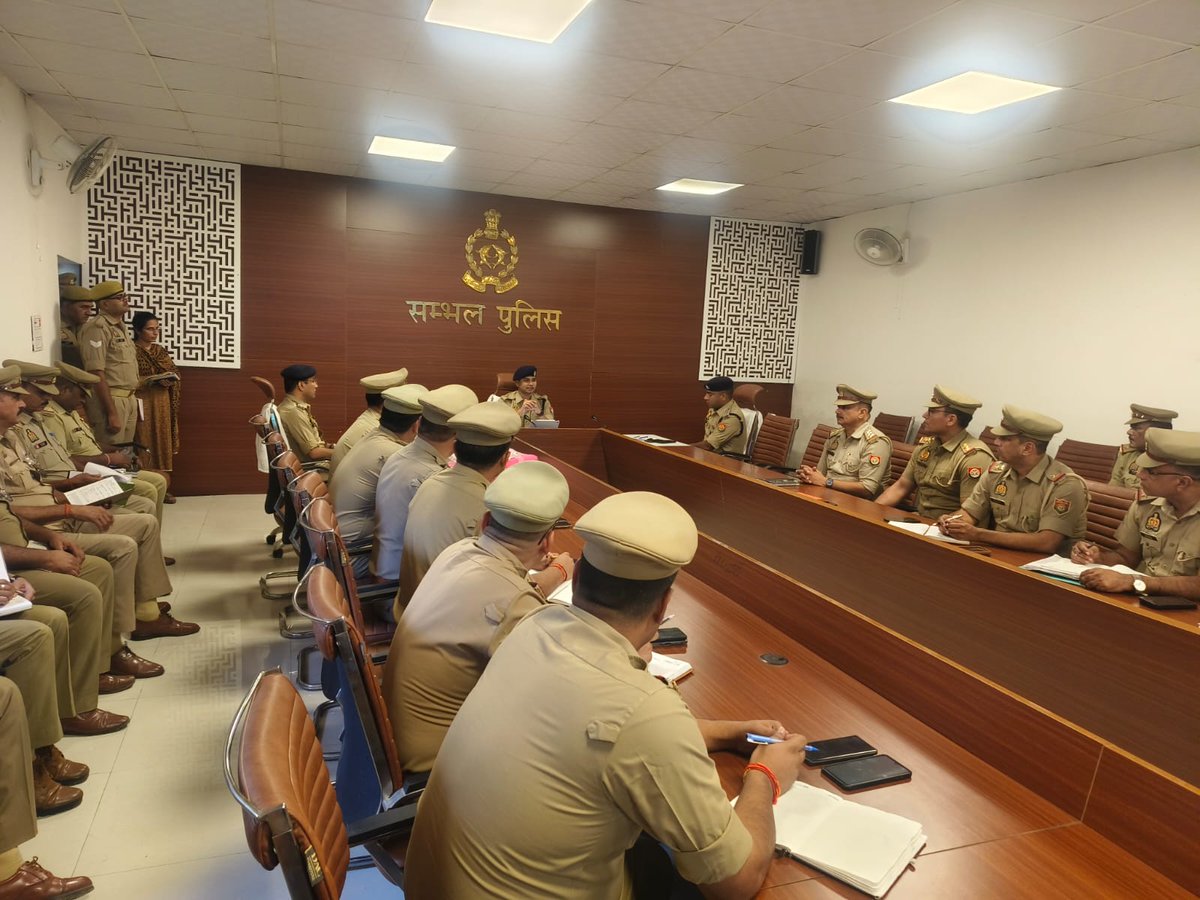 sambhalpolice's tweet photo. #SPSambhal @vctcop के निर्देशन में #ASPNorth श्री सुमित सुधाकर रामटेके द्वारा #COचन्दौसी व #COअसमोली एवं उत्तरी जोन के समस्त थाना प्रभारियों/चौकी प्रभारियों के साथ गोष्ठी कर शासन की प्राथमिकताओं, कानून-व्यवस्था एवं अपराध नियंत्रण की समीक्षा की गई एवं आवश्यक दिशा-निर्देश दिए गए। https://t.co/9e8yNTwhbj