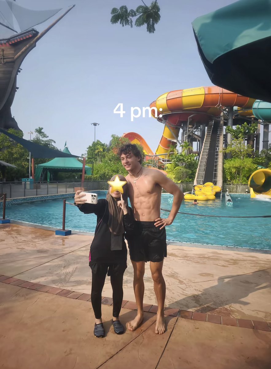 oscblunt's tweet photo. RANDOM GILA KIMI KAT SPLASH MANIA 😭😭????? https://t.co/1Z6dJ9axGc