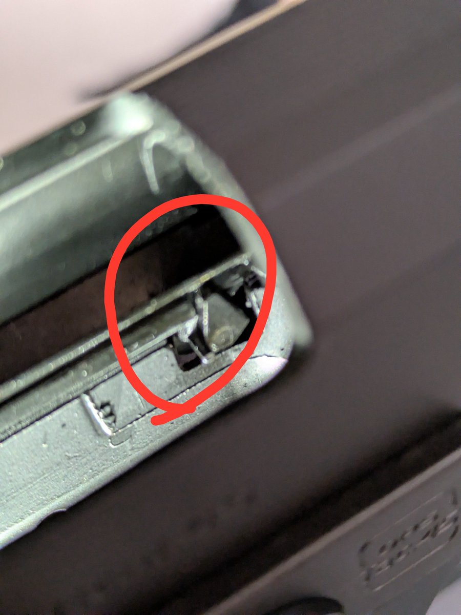 socom_mk23_mod0's tweet photo. ハイキャパ4.3のカスタムが暫定的に完了。スライド内部にスライドレール(メタルインサート)を入れて、スライドストップが欠けないように対策しました。メタルインサート入れると従来のフレームが使えないので、金キャパにしました。
後はピットバイパーのコンペンセイターをつけてました。 https://t.co/88tkjfPVzM