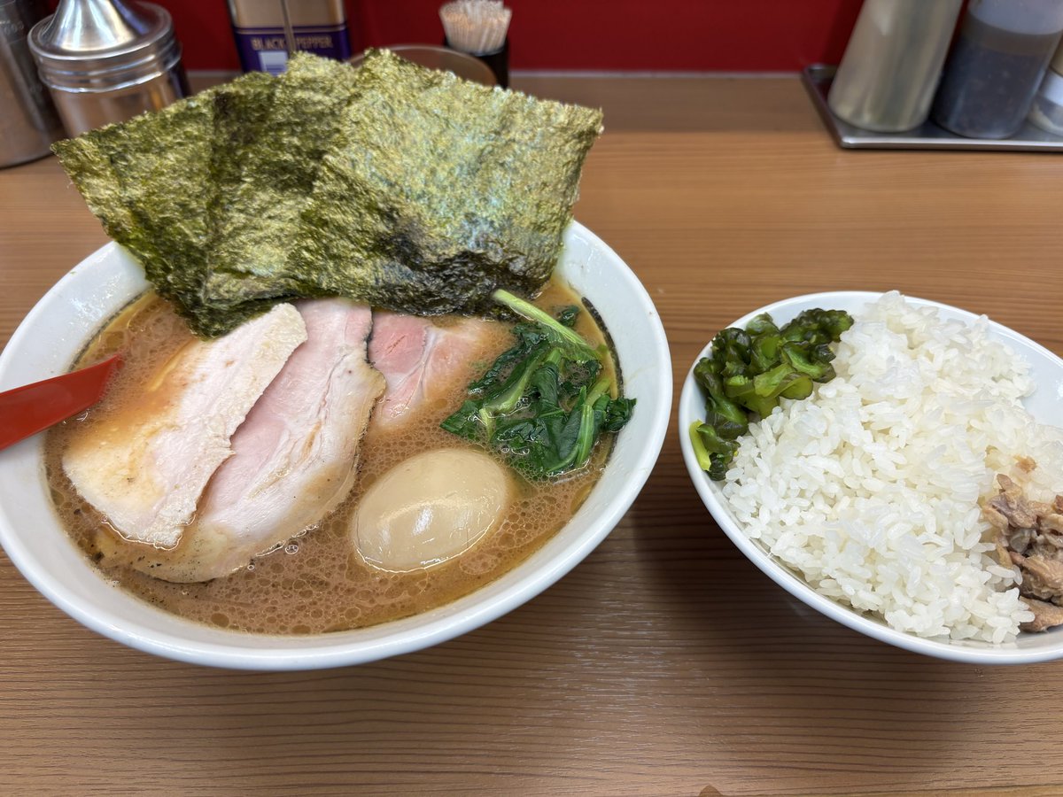 aREaMitsuboshi's tweet photo. ラーメン解禁して初の家系
麺屋たいせい

思いのほかあっさりしていて食べやすかった
卵は真っ赤卵、ご飯に刻みチャーシューものってて色々目新しかった🧐

並を頼むはずが券売機の前に立つと中、大と変換されるこの気持ちはなんというか、、、

はぁ、美味しかったご馳走様でした✨

#麺屋たいせい https://t.co/1e57HSPnSD