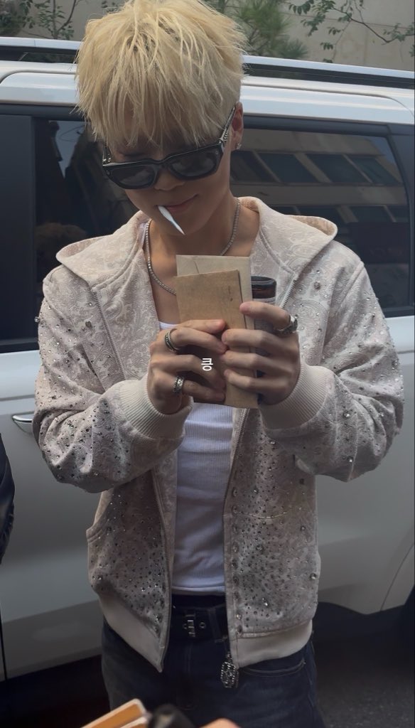 vhs8_'s tweet photo. 하온넴 금발 …. 존잘 https://t.co/XwUmF8pGjA