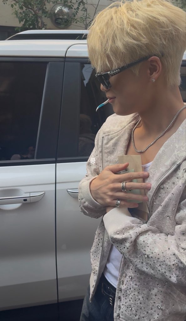 vhs8_'s tweet photo. 하온넴 금발 …. 존잘 https://t.co/XwUmF8pGjA