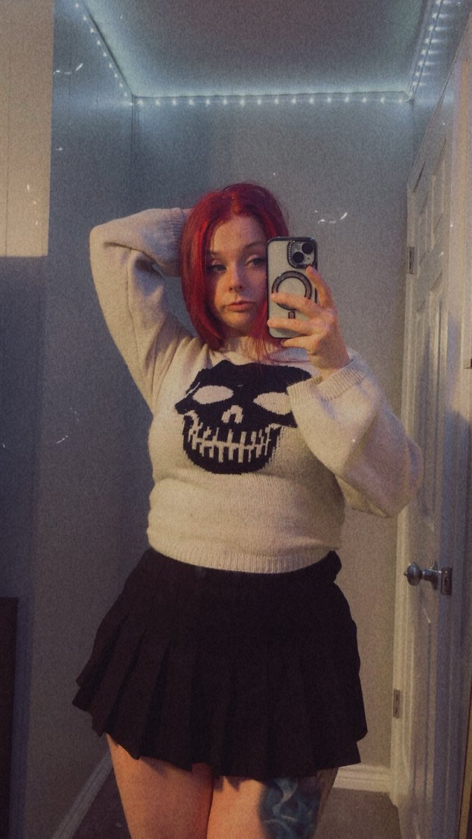 LucyFordc3's tweet photo. Sweater weather or something like it 🍂🍁 https://t.co/BEThAoBbSj