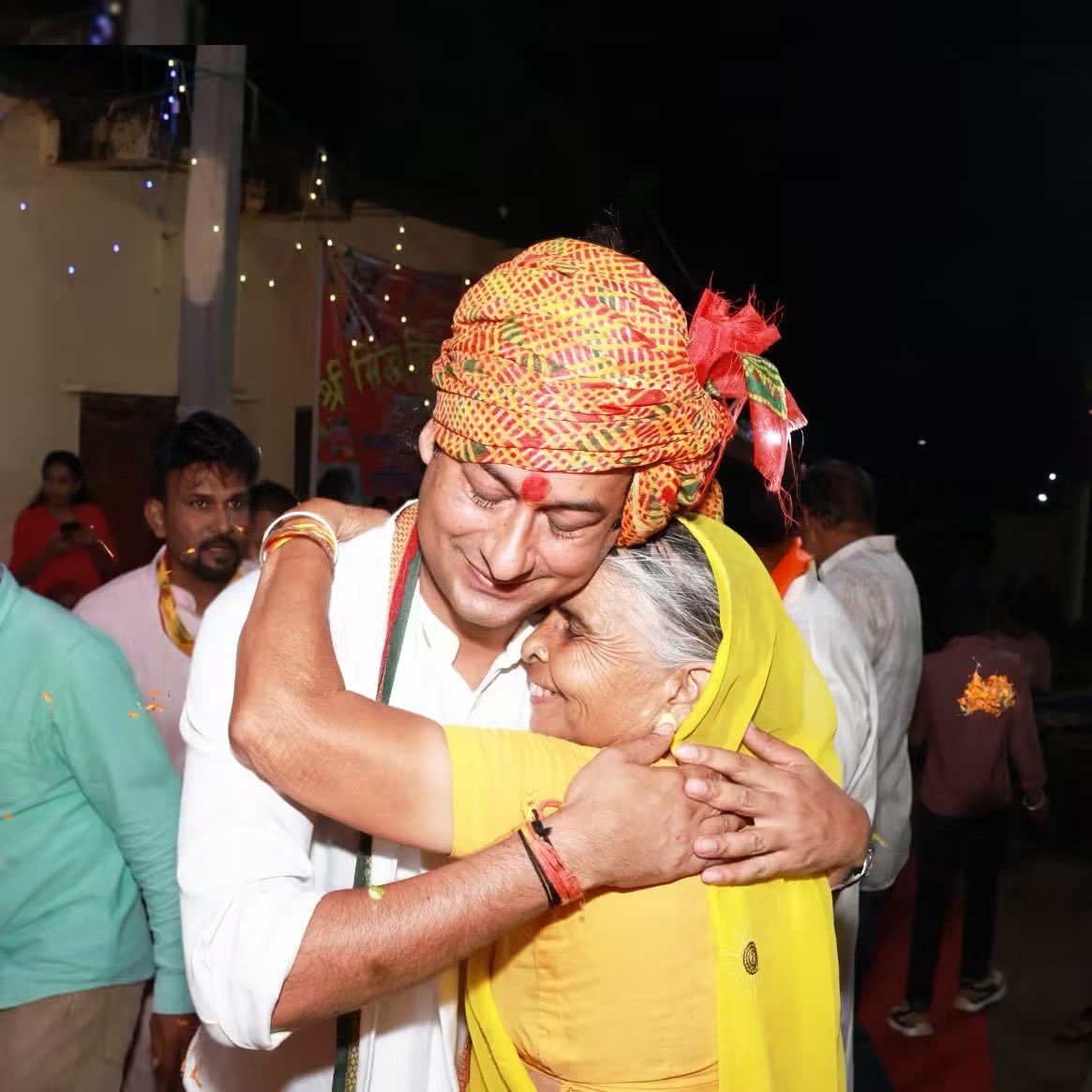 jai_Rambharose's tweet photo. * देखते ही ममता से सीने से लगा लिया… यही है श्री जयवर्धन सिंह जी का अपनापन। ❤️
* रिश्ते राजनीति से नहीं, दिल से बनते हैं।
* जनता का प्यार… श्री जयवर्धन सिंह जी की पहचान।
* चेहरा देखते ही उमड़ा अपनापन, गले लगाकर दिया आशीर्वाद।
* जहाँ अपनापन हो, वहाँ औपचारिकताएँ नहीं होतीं।

- पूर्व मंत्री माननीय विधायक महाराज कुंवर साहब 
     परम् आदरणीय श्री जयवर्द्धन सिंह जी ✨✨

@kharge @RahulGandhi @priyankagandhi 
@Pawankhera 

@OfficeOfDVS @Jairam_Ramesh @kcvenugopalmp @JVSinghINC 

@Barmer_Harish @jitupatwari @UmangSinghar 

@INCIndia @AICCMedia @nsui 
 @IYC @IYCMadhya @NSUIMP @INCMP 

#jvsingh #jaivardhansingh #jvsingh4mp 
#viral #जय_श्री_राम #خان_کی_بہنیں_فوری_رہا_کرو