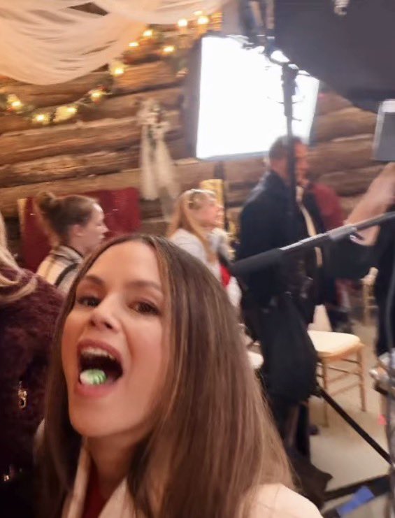 ewbilson's tweet photo. not her playing a wedding planner when she has never planned her own @jessicayvegt @rachuglybilson @RachSarahBilson @Zahiralachabona @mischascookies @Lolamentofnry https://t.co/VtOP9Ocy4S