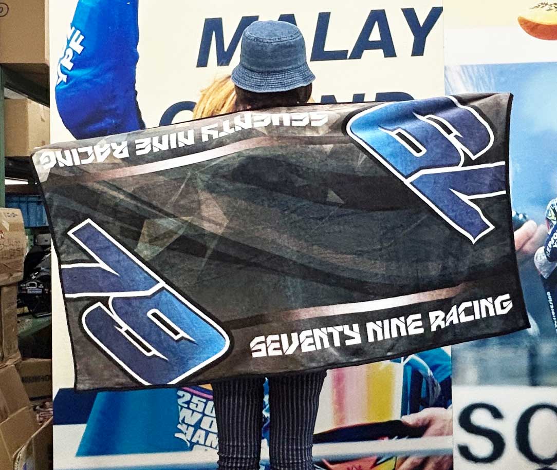 DaijiroNet's tweet photo. 【#日本人ライダー応援ショップ 情報】

#motoGP クラス
🇯🇵#小椋藍 選手

Office79アイテム
・79ブランケット(75cm×140cm) ￥2,790
・ #AO79 ラバーキーホルダー(黒/イエロー)￥1,200
・79ステッカーセット￥790

小椋選手がいつも練習の時使っているメンテナンスマットのデザインをブランケットにしました。柔らかいフワフワ素材で触り心地抜群です！

小椋選手とお揃いにしましょう✨
#MotoGP #JapaneseGP