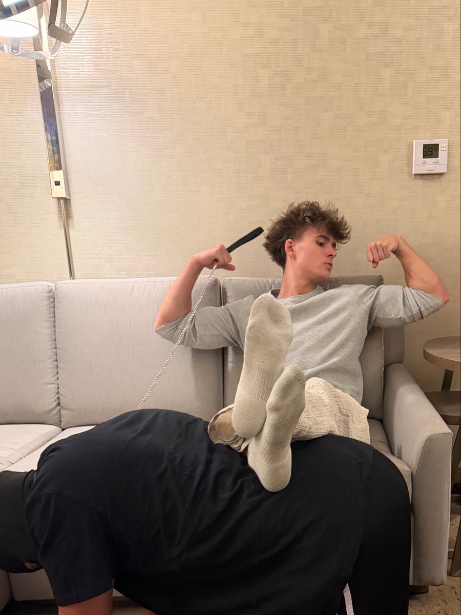 CashGodflexer's tweet photo. Who’s gonna be my human footstool next ? 😈 https://t.co/Uqe5KotFF8