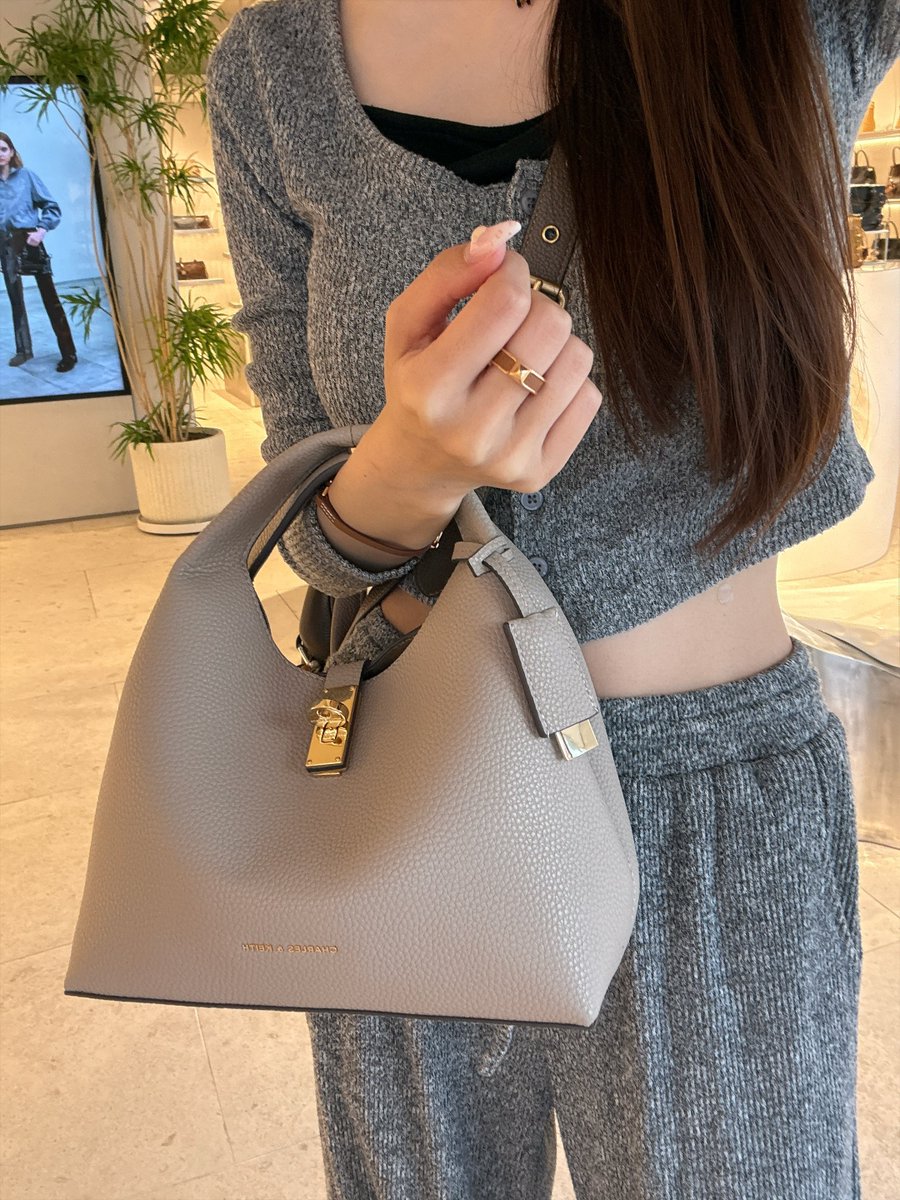 まって🇰🇷Charles &amp;Keithの新作可愛すぎて爆滅、、
ベージュの上品さやばいし軽い。 https://t.co/rtxFrQjPuk