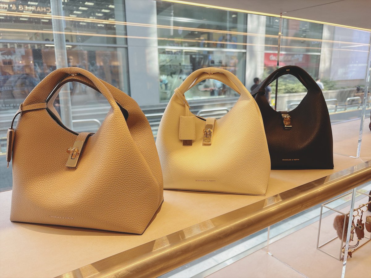 まって🇰🇷Charles &amp;Keithの新作可愛すぎて爆滅、、
ベージュの上品さやばいし軽い。 https://t.co/rtxFrQjPuk