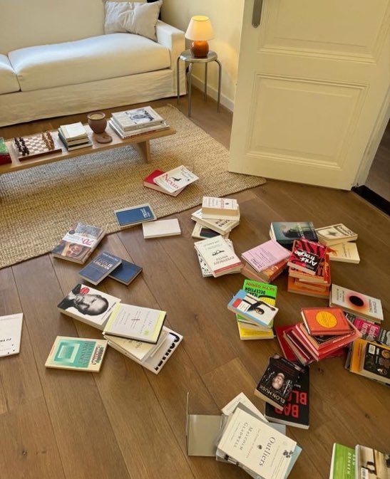 ceelune_'s tweet photo. at least it’s not drugs 📚🧘🏻‍♀️ https://t.co/st5sCK366z