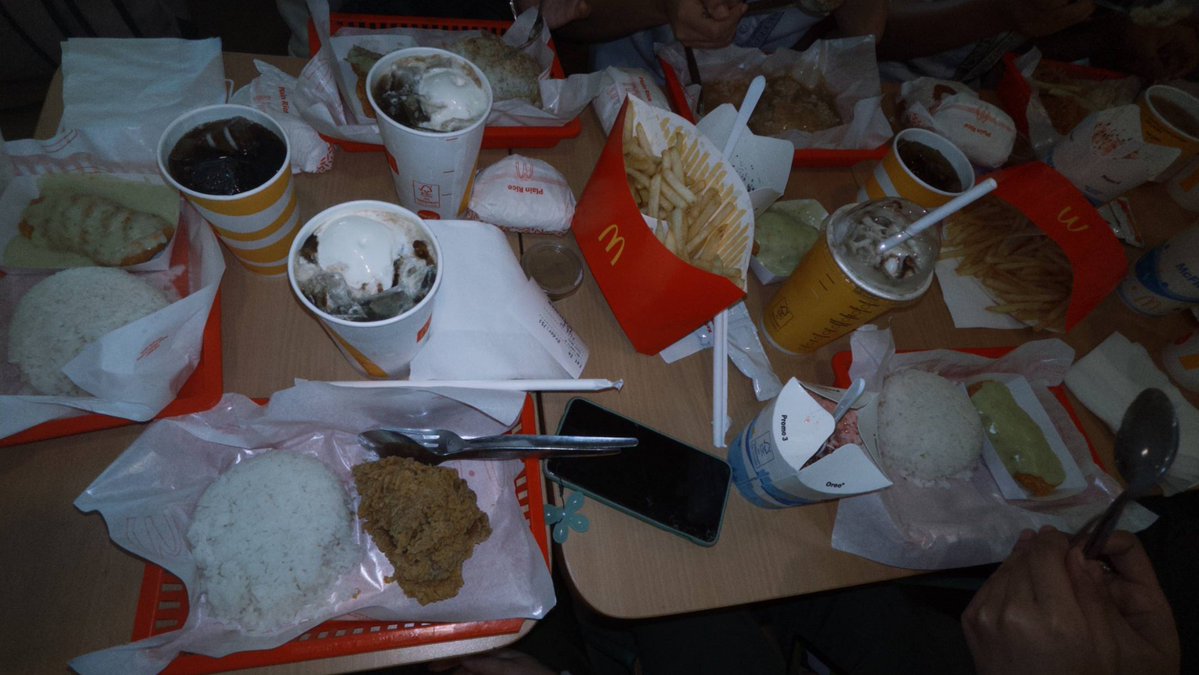 itsjayfcpa's tweet photo. my friends and i after ng madugong prelim exam week. https://t.co/5uyohjD75y