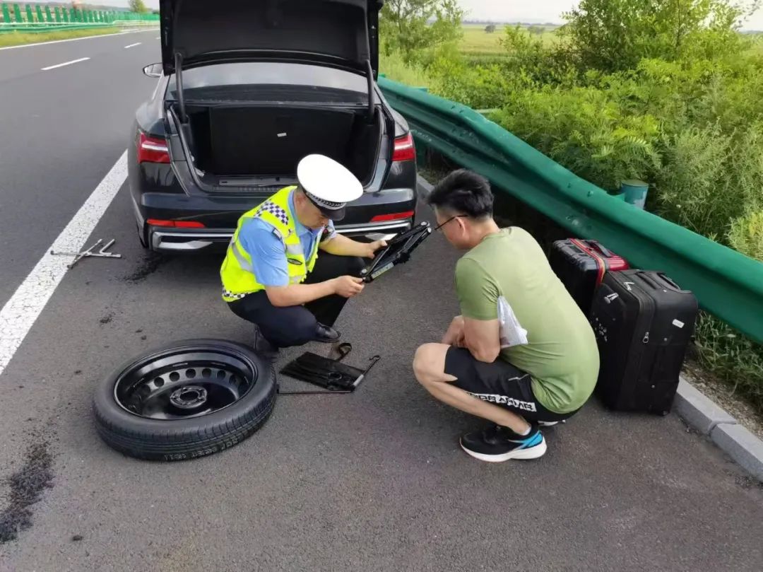 SandyBettieb's tweet photo. Had a flat tire on the highway alone, a kind stranger stopped in rain to help fix it, I don’t even know their name but their kindness made my whole day. https://t.co/K9hezjc1uE