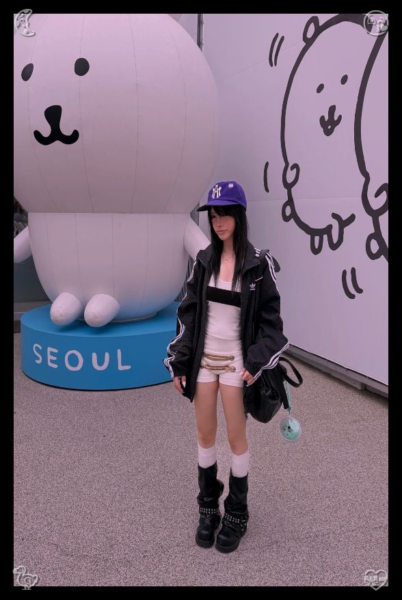 ayaka_012955's tweet photo. ⚖️Bathroom cleaning Cleanliness guaranteedWhen I get to Mia’s apartment, she greets me with a hug, and then we head to her bathroom. She takes a selfie of the two of us, grinning, and sends it to me. “Matching grins,” she says, and I laugh, loving the photo. https://t.co/DNdursjNj3