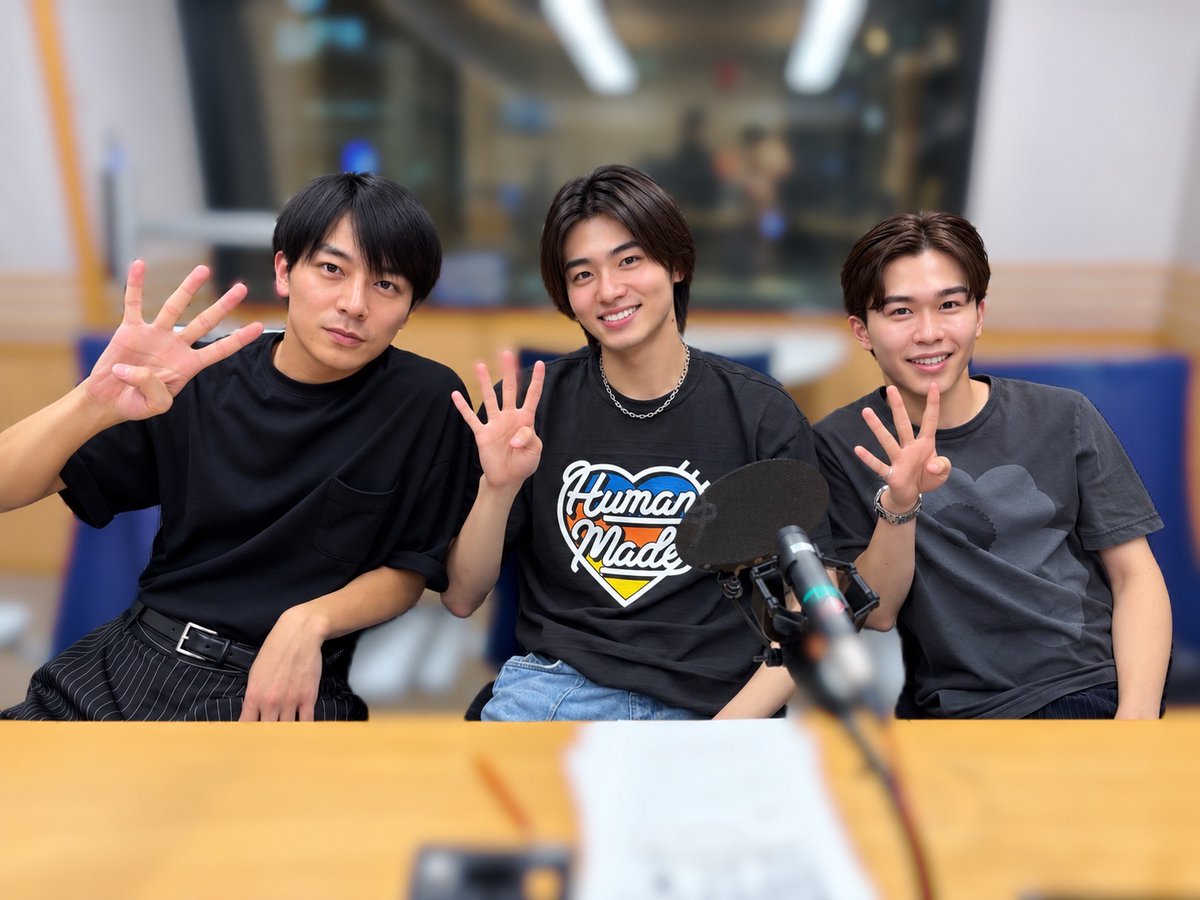 zeroyon_housou's tweet photo. 初回放送、誠にありがとうございました！

これまで3人のことを深く知ってくださっている方はもちろん、ラジオを通して初めて3人を知ってくださった方にも、楽しんでいただける初回放送になったのではないでしょうか？📻✨

04放送部員として！？
来週以降の放送もお楽しみに！

文化放送オリジナルプラットホーム「QloveR」ではアーカイブ＆アフタートークを配信中！アフタートークでは井内さん衝撃の知られざる（？）3人のグループチャットの事情をお届けします！
🔗https://t.co/GWsUjRYnLt

次回放送は10月6日（火）20:30～！お楽しみに！