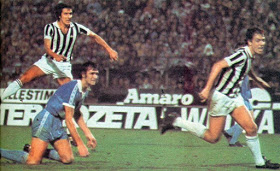 JUVEN_TV's tweet photo. #AccaddeOggi
Il 29/9/1976 la #Juventus batte il @ManCity al #Comunale per 2-0 rimontando lo 0-1 subìto a Maine Road, e supera i 32esimi di finale di #CoppaUEFA (poi vinta a #Bilbao).
Apre le marcature di quella competizione #Scirea (36’), raddoppia #Boninsegna al 69’.
@juventusfc https://t.co/UcdjJRfm2s