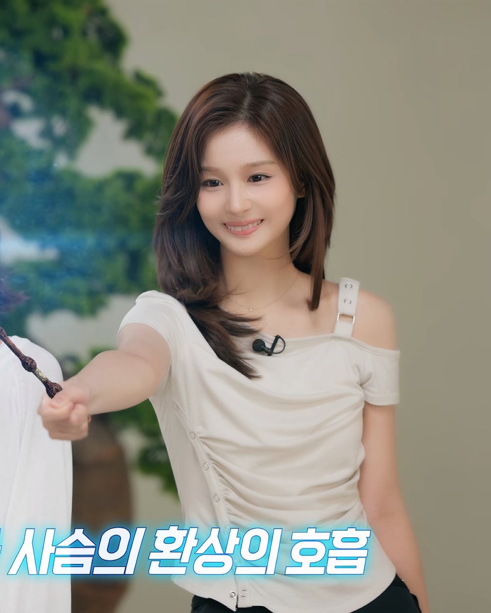 LIEMEQUE_INFO's tweet photo. 엔믹스(#NMIXX) 설윤(#SULLYOON)님 260924 Youtube 'NMIXX' 귀성길 티켓을 건 한판 승부 한가위 퇴근 대작전 착장 정보

Brand: 리메크 #LIEMEQUE #LIEMÉQUE
Item: 스냅 커브 언발 셔링 티셔츠 베이지
Snap Curve Asymmetric Shirred T-Shirt BEIGE
🔗 https://t.co/ItCkqCXuKC

#NMIXX #엔믹스 #NSWER #엔써 #SULLYOON #설윤 #NMIXXSULLYOON #엔믹스설윤 #PICKNMIXX #한가위퇴근대작전 #설윤착장 #설윤패션 #엔믹스착장 #엔믹스패션 #아이돌착장 #아이돌패션 #연예인착장 #셀럽착장 #KpopFashion #KpopStyle #KpopOutfit #OOTD #리메크

이미지 출처: 엔믹스 공식 X @NMIXX_official, 엔믹스 공식 YouTube 'NMIXX'