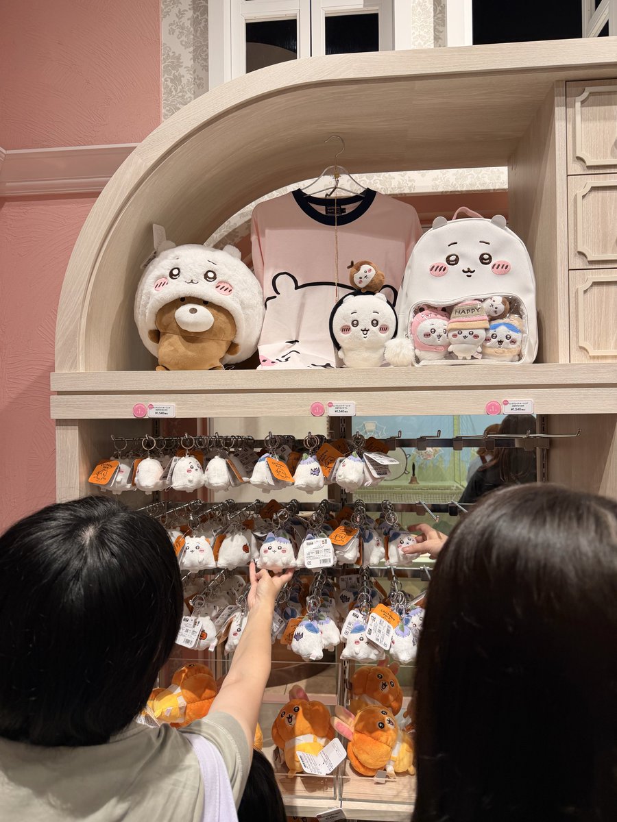 himallhima's tweet photo. 現時点のちいかわパークハロウィン在庫こんな感じ！
異素材キーホルダー在庫怪しいかも。
マスコットはスタッフさんが頑張って補充してくださっていた！！！ https://t.co/B9FMuk4o4B