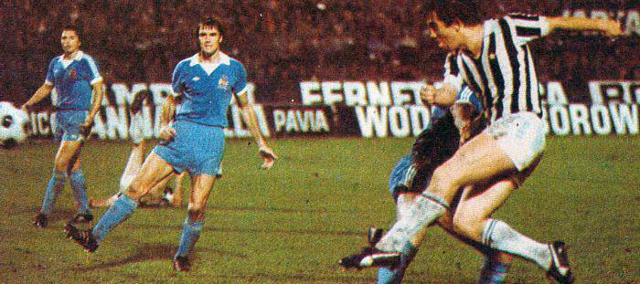 JUVEN_TV's tweet photo. #AccaddeOggi
Il 29/9/1976 la #Juventus batte il @ManCity al #Comunale per 2-0 rimontando lo 0-1 subìto a Maine Road, e supera i 32esimi di finale di #CoppaUEFA (poi vinta a #Bilbao).
Apre le marcature di quella competizione #Scirea (36’), raddoppia #Boninsegna al 69’.
@juventusfc https://t.co/UcdjJRfm2s
