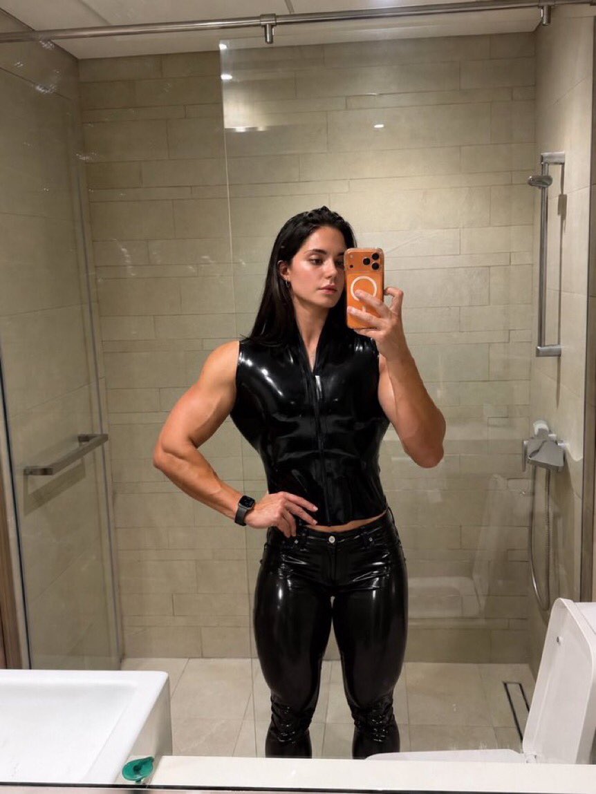 _fit_goddess's tweet photo. What do you think about my outfit? https://t.co/GNxcBZKJzt