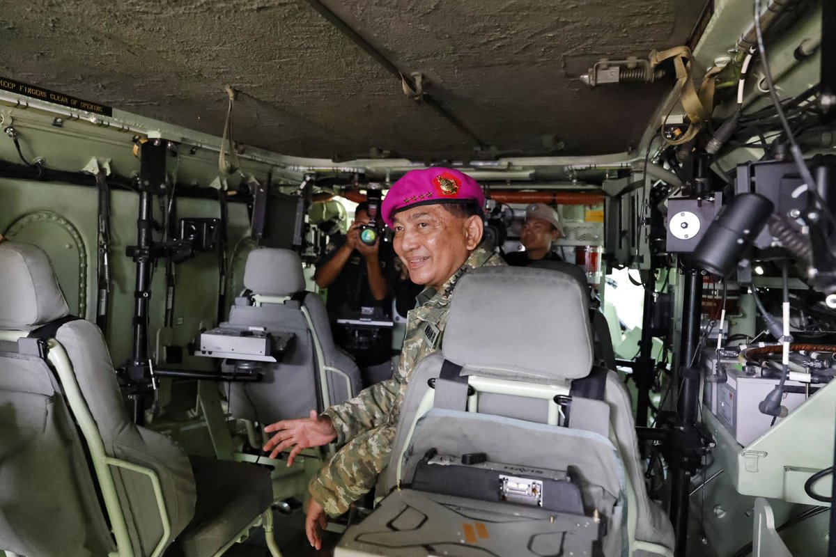 DefenseMirror's tweet photo. Indonesia Receives First Batch of M-35 Amphibious Assault Vehicles::

https://t.co/LtieYAWLu2

#IndonesiaDefense #IndonesianNavy #MarineCorps #MilitaryModernization #NavalPower #AAVM35 #DefenseStrategy #NationalSecurity #SouthJakarta https://t.co/VX2lXiEY6I