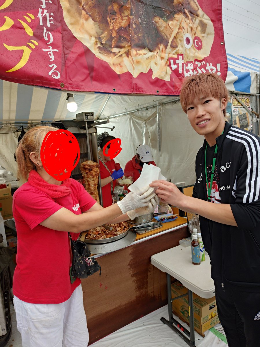eikomrai's tweet photo. たたら祭り2日間ありがとうございましたm(_ _)m
凄いお客様でしたm(_ _)m
また来年ですね
川口オートレースの佐藤励選手が〜
年末にむけて頑張って下さいm(_ _)m
#たたら祭り #川口オートレース場 #佐藤励 #ケバブ #ケバブ居酒屋 #ケバブ創作料理 #11月14日花火大会 https://t.co/UMdskvnVYd