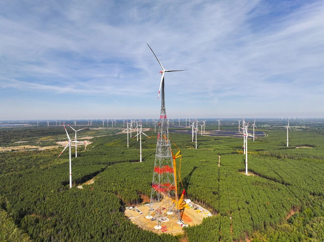 Rainmaker1973's tweet photo. World record: as of today, the tallest wind turbine—standing 365 meters tall—is located in Schipkau, Germany. In Germany, only the Berlin TV Tower, at 368 meters, is taller. https://t.co/KBCipSGGQ2