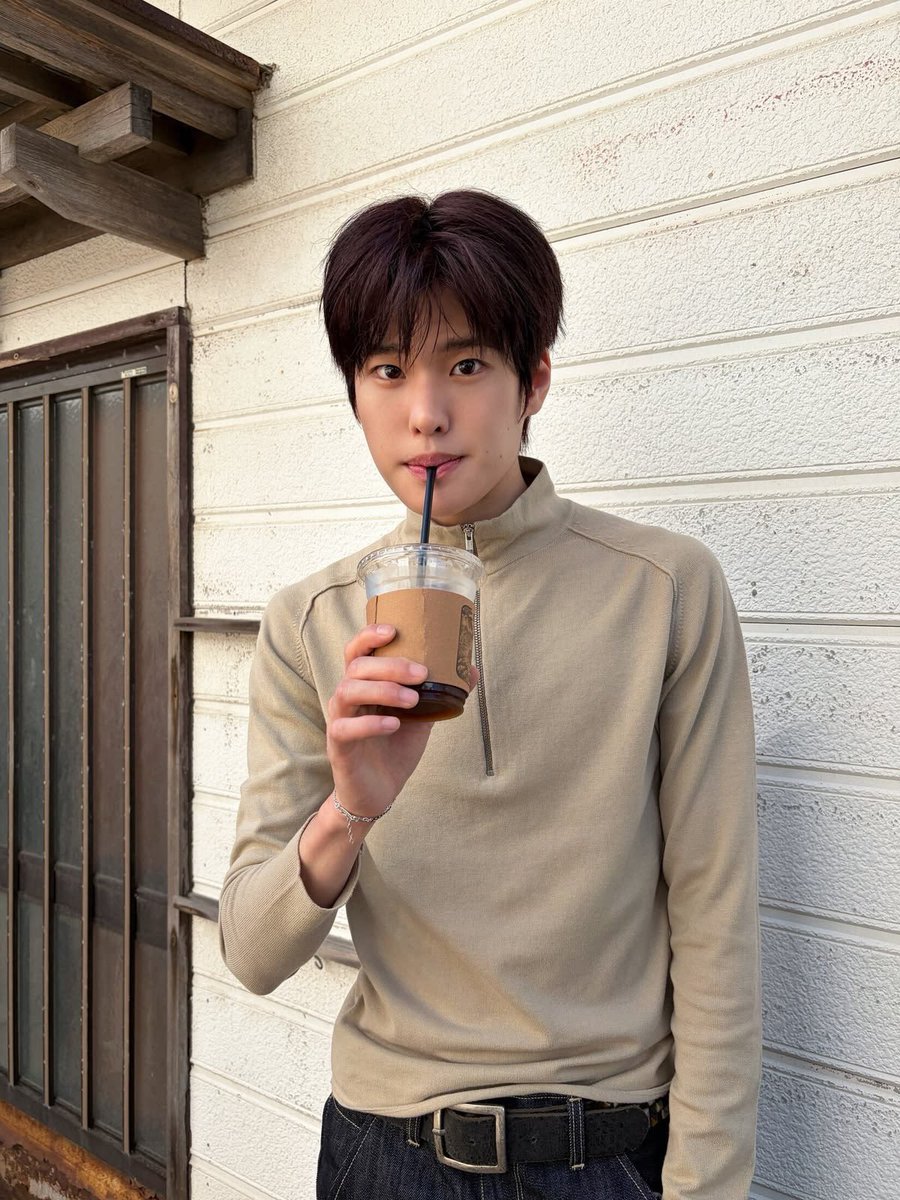 MYSOHEE_TH's tweet photo. [🐣] 260929 | #โซฮีตอบพี่หน่อย 💂‍♂️🫧

[13:55 KST]

💂‍♂️: อรุณสวัสดิ์...
💂‍♂️: ไม่ใช่ตอนเช้าแล้วหรอ??
💂‍♂️: คงไม่ได้เพิ่งตื่นหรอกนะ
💂‍♂️: ตื่นมาสักพักแล้ว กินข้าวแล้วก็อาบน้ำมาแล้วคร้าบ
💂‍♂️: แล้วก็ตอนนี้...
💂‍♂️: * ส่งรูปภาพ*
💂‍♂️: กำลังดื่มกาแฟอยู่
💂‍♂️: คุณพ่อซื้อมาให้
💂‍♂️: เป็นพี่จอห์นนี่ล่ะ
💂‍♂️: ขอให้วันนี้เป็นวันที่ดีนะ @@
💂‍♂️: *ส่งสติกเกอร์*

#SOHEE #소희 #또리얘또왔다