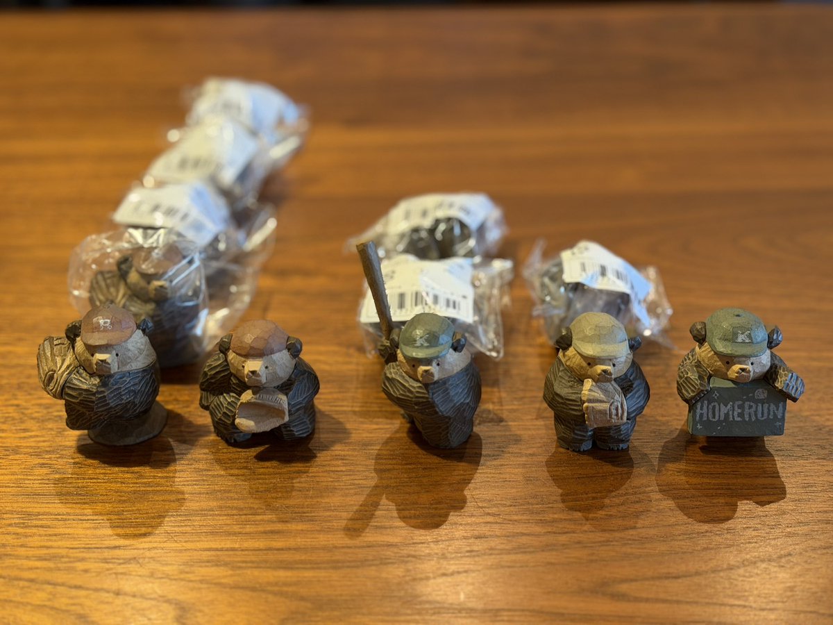 nos_log's tweet photo. 木彫り風くまのガチャガチャ、オンラインで引いた分が届いて揃った！ピッチャー被りまくった
リリーフが潤沢ということ🆗 https://t.co/gnr668iX9Z