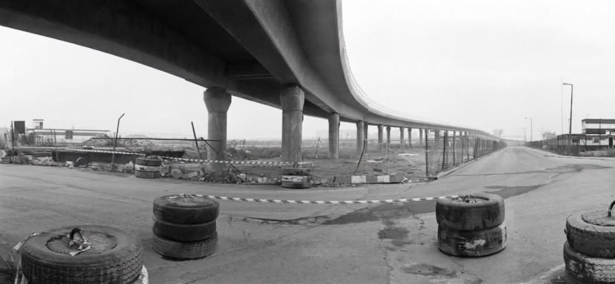 ColinAGrainger's tweet photo. Reflections of the past 11,063.
The DLR under construction north of Royal Albert Dock, near Royal Albert Station, in February 1992. Picture: London Museum. https://t.co/JjdInrCGoN