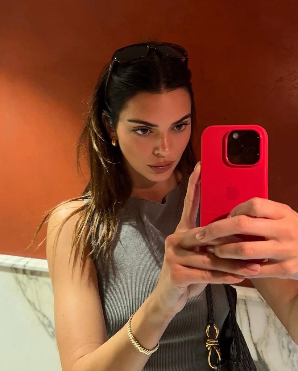 yslgirlx's tweet photo. Kendall Jenner https://t.co/p8GUgaenWO