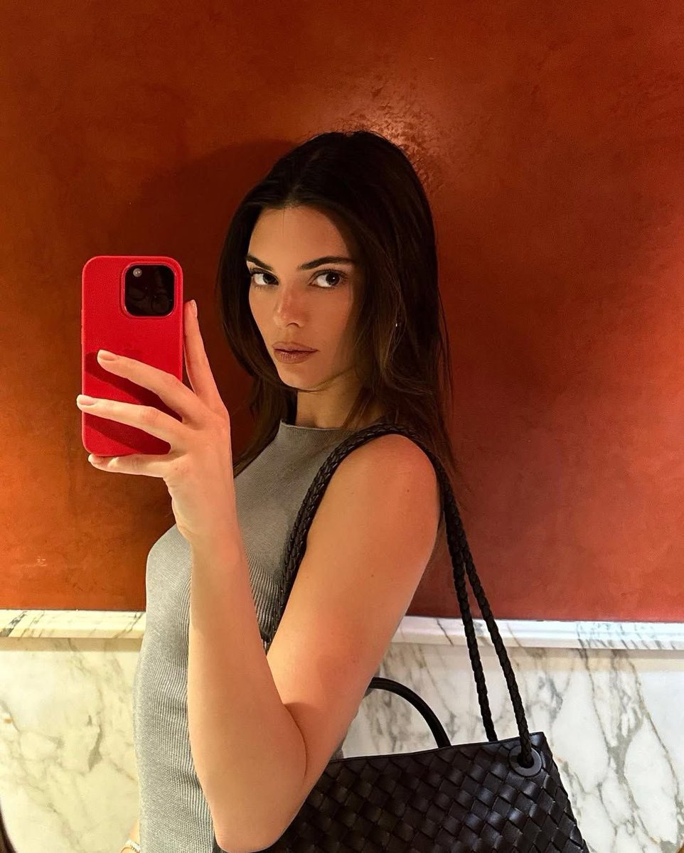 yslgirlx's tweet photo. Kendall Jenner https://t.co/p8GUgaenWO