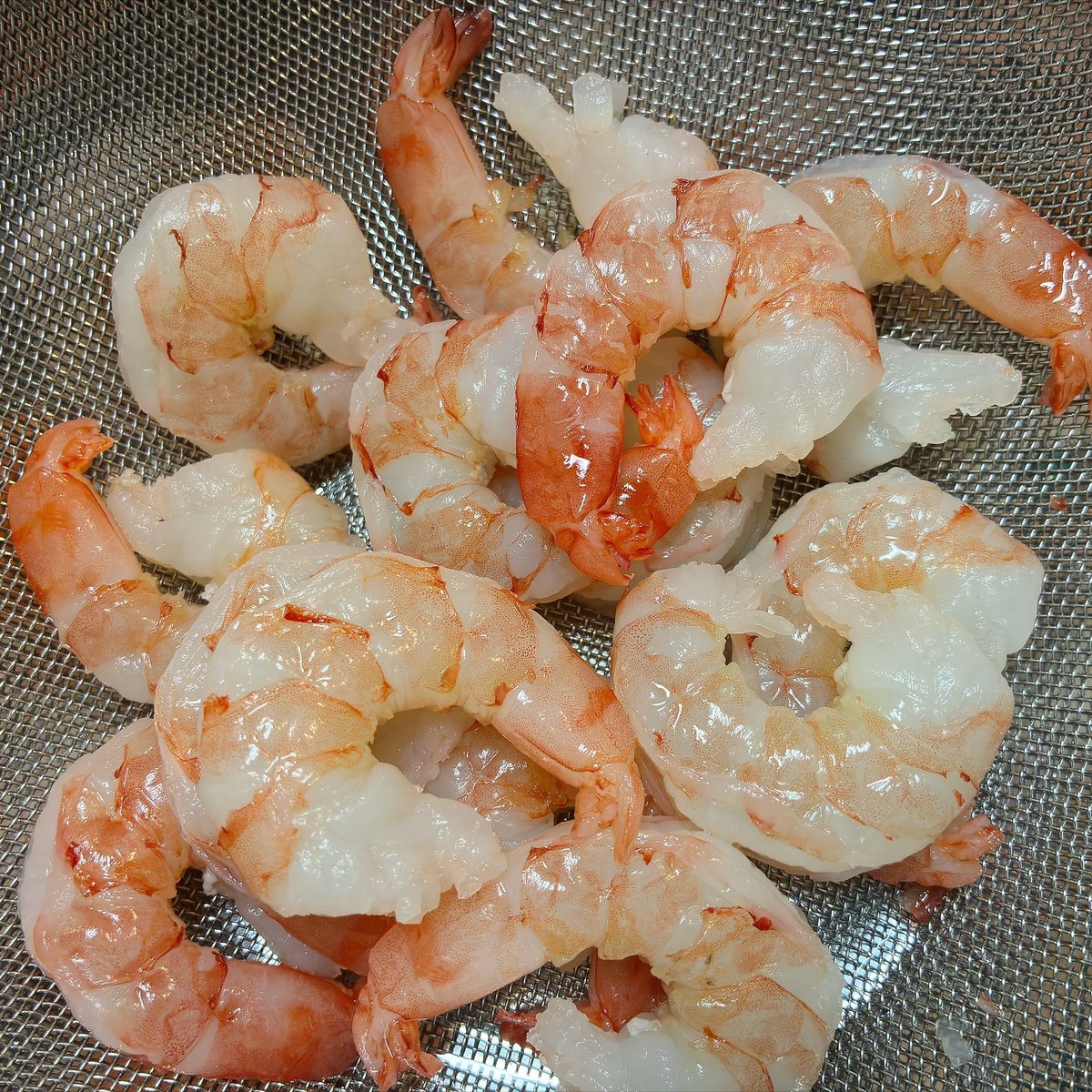asssun_select's tweet photo. 普段は絶対買わないやつが今年も届いた！！
高級ブラックタイガー！！！！ふるさと納税でしか買えないっすよこんな高級デカ海老。
3歳の息子もだ〜い好きで、チャーハン・ピラフ・エビマヨとか異論なので出すんだけど食べる勢い半端ないッッッ！ https://t.co/1bQALgrTVG