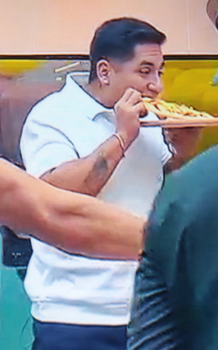 JorgeeFut's tweet photo. Fans de Karina : Vieron la cara de Ese no soportaba la presencia de las pérdidas…

Mientras el Ese Pérez chingandose un chicharrón con los cueritos que trajeron las pérdidas. 🤣🤣🤣
#LaCasaDeLosFamososMéxico 
#LaCasaDeLosFamososMx https://t.co/mrbH0WrMg8