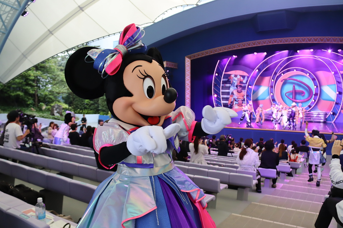 game_watch's tweet photo. 東京ディズニーランド、新ショー「The D-Groovationz4 Live」レビュー　生歌が最高！ミニーも間近に来てくれる新たなライブパフォーマンスショー https://t.co/r7IGexjTx5 https://t.co/PZdtOpuWTE