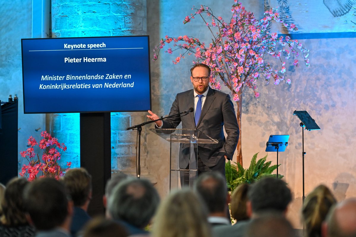 hugodejonge's tweet photo. Zeeland en Vlaanderen zijn goede buren. Onze economie, havens en arbeidsmarkt stoppen niet bij de grens. Daarom moeten we over die grens heen blijven samenwerken. Dat was de boodschap tijdens Oesterontmoeting 

Lees meer over de Oesterontmoeting via
🔗 https://t.co/qIZkyVxfis https://t.co/X487b8hwNe