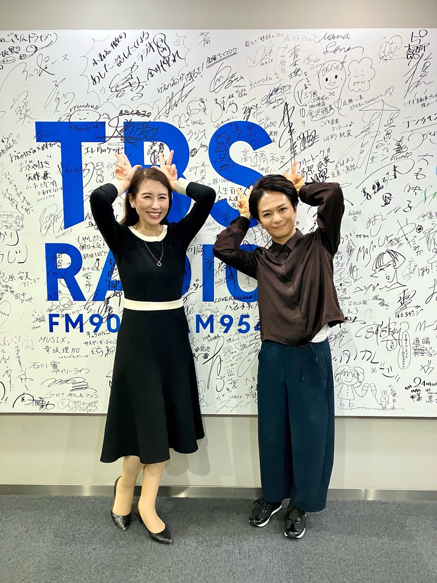 shophorii's tweet photo. 明日10月3日(土)20:00スタート📻
新番組「ショップチャンネル presents 堀井美香のご褒美カタログ」

後半は、堀井美香さんとショップチャンネルのキャストでお届けするラジオショッピングです。
 
初回は三崎薫キャストが登場。
収録後は、二人で「ココニシカ！」ポーズ✨

#ご褒美954 #堀井美香 https://t.co/jjCEhQHEob
