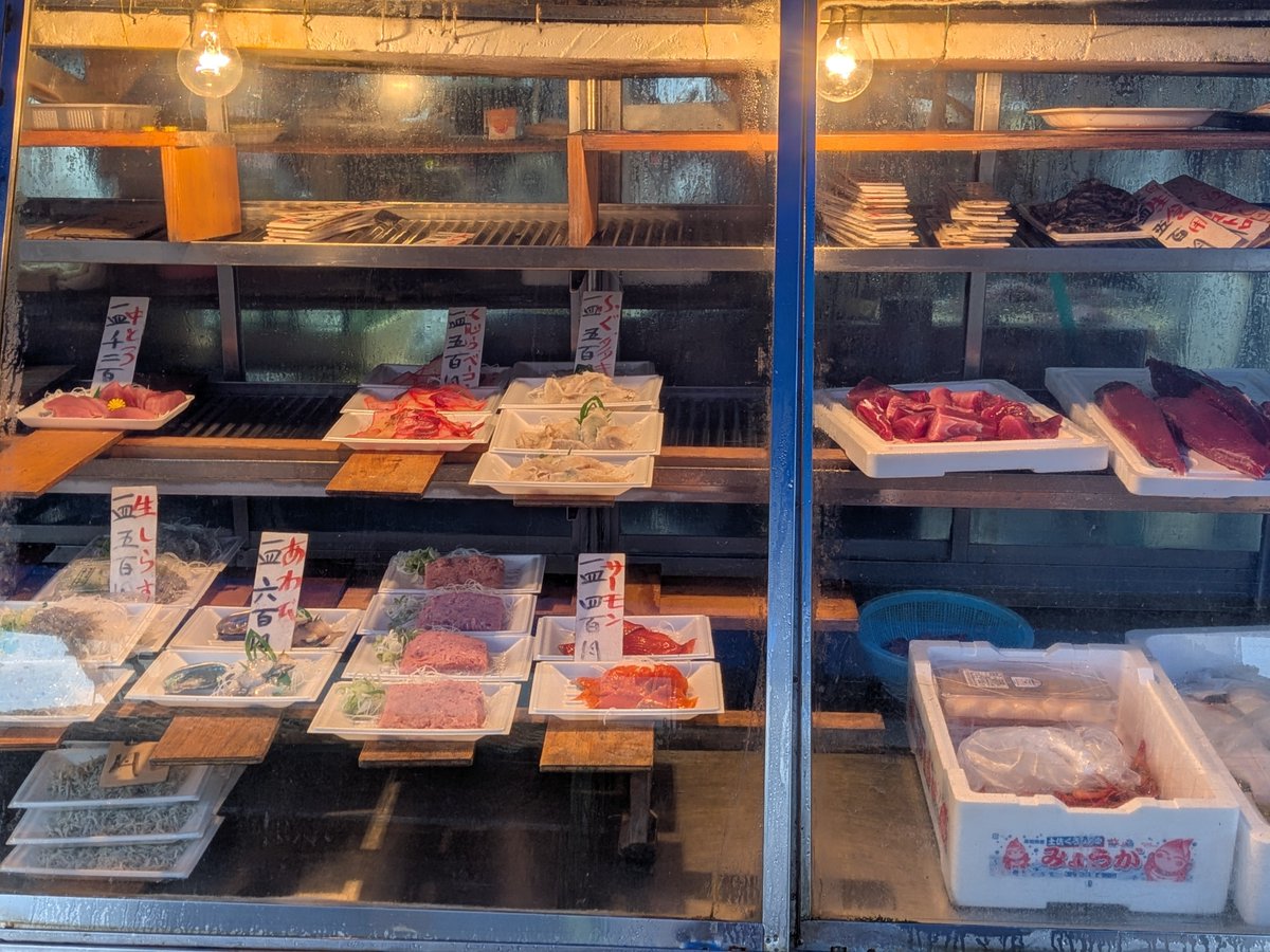 UoyoneShoten's tweet photo. 9/29（火）
お刺身は中トロ、マグロブツ、クジラ、ハモ湯引き、カツオ、生シラス、甘エビ、コハダ、サーモン、アワビ、フグタタキ、大盛りネギトロなど〜 https://t.co/3tGYgU4Rty