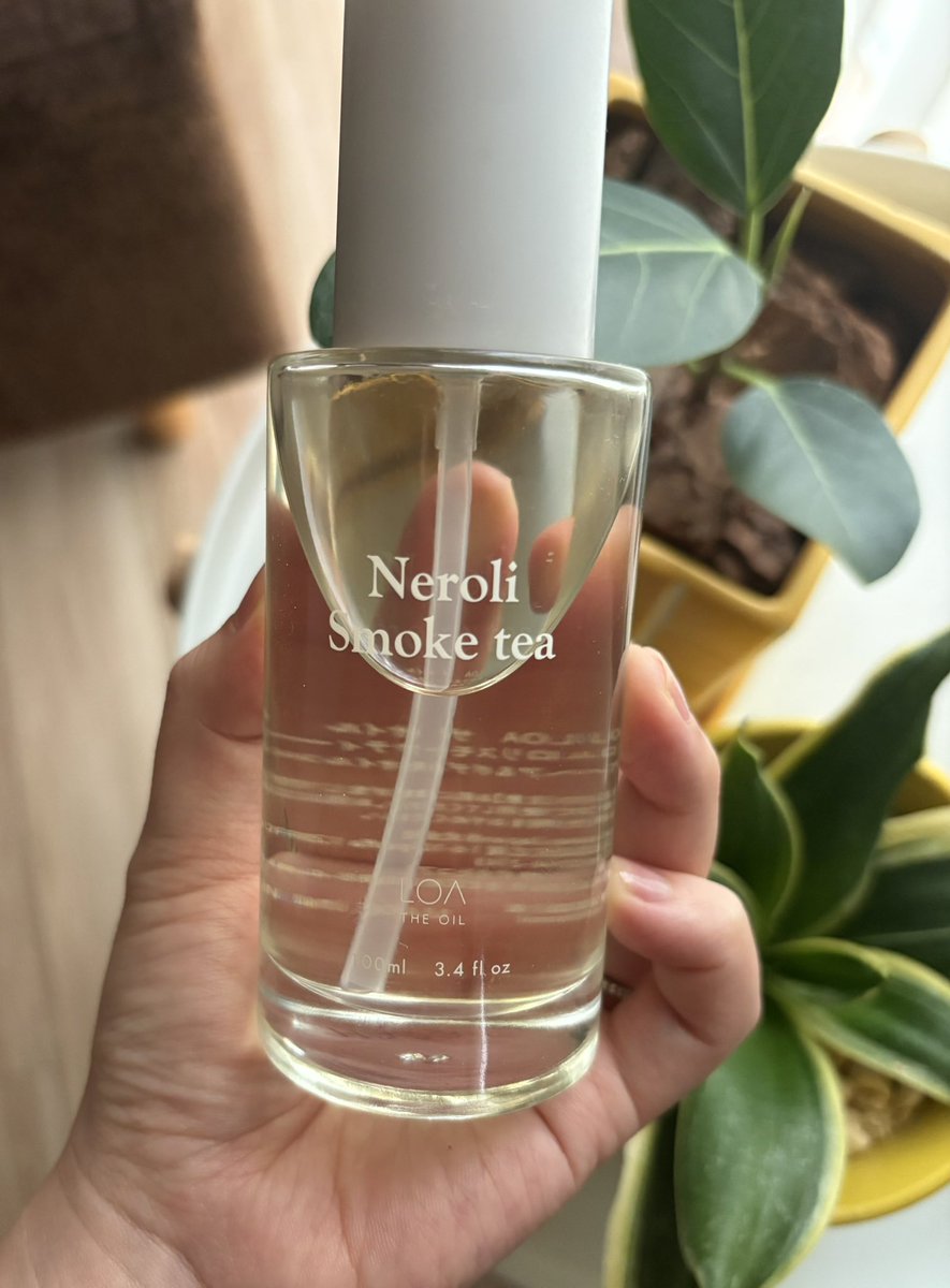 yuna_select's tweet photo. 紅茶系の香り好きなら、これは後悔させない🥹LOA THE OIL のヘアオイル、『ネロリスモークティー』これ!!!ほんっっっといい匂い。香水つけなくても、髪からふわっといい匂いするの反則/// https://t.co/NCYZuuy8ao