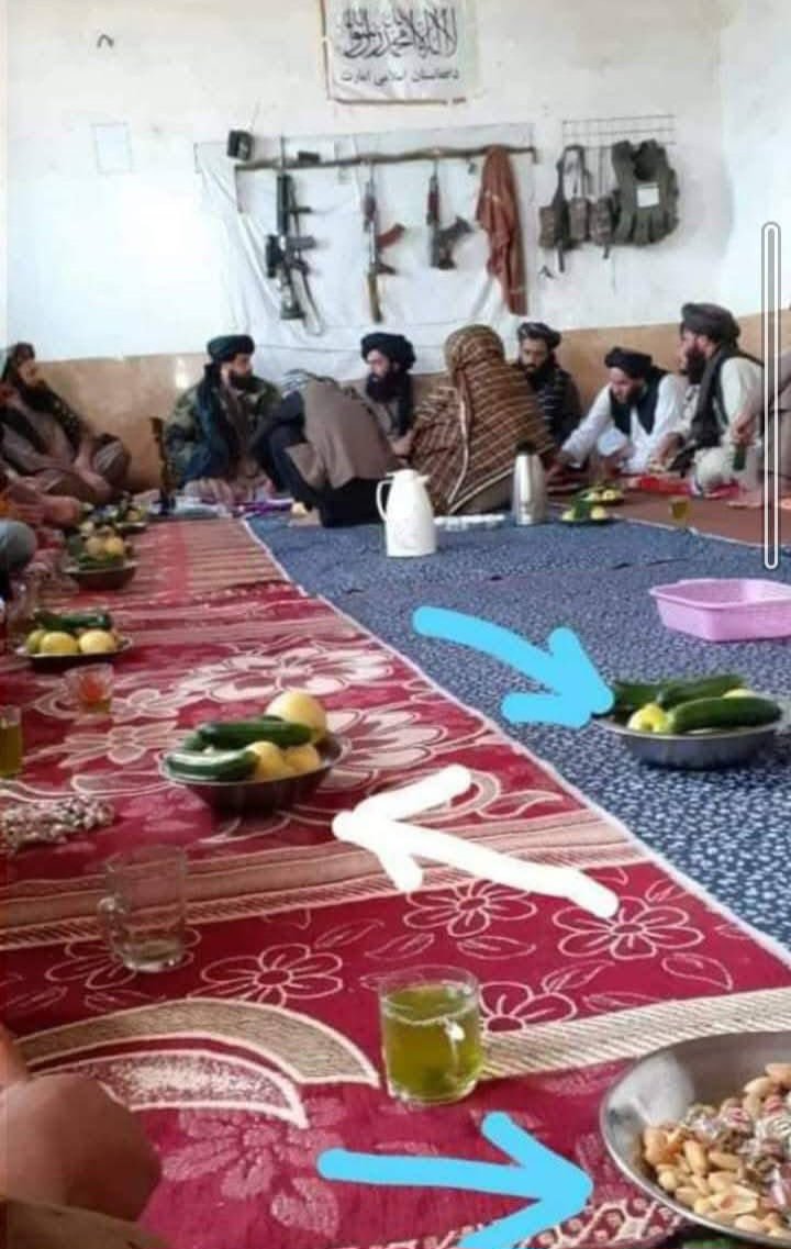 AmbushWords's tweet photo. غذا خوردن ملیشه های طالبان به سبک آخور حیوانات.

تمدن #هبتی https://t.co/ndyXzQj40Y