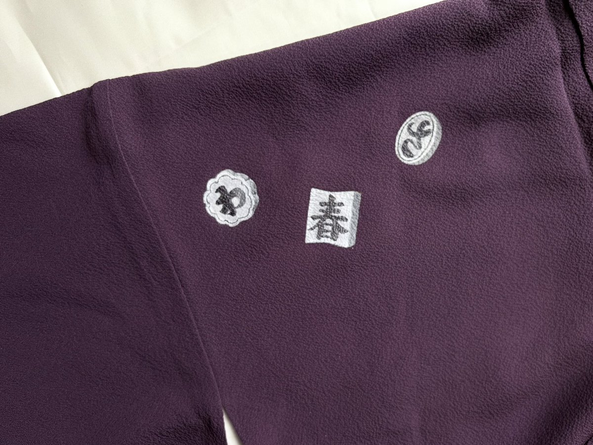 yatamaru2's tweet photo. シミをつけて白抜きになってしまったという色無地に絵付けさせていただきました☺️
消防士のご主人様の出初式にてご着用いただけるそうで楽しみです。
火消しの腕の刺青には救急車と消防車も入れております！

#火消し
#しみ隠し
#絵付け https://t.co/TDMjdDTM81