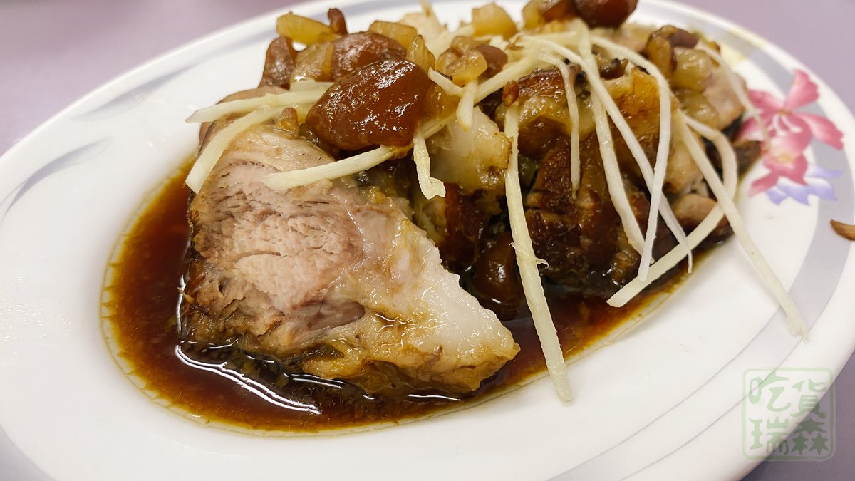 FoodieResen's tweet photo. 三重這盤老字號黑金腿庫，真的太狂。
焦糖光澤超誘人。
肥肉入口即化。
瘦肉吸滿陳年老滷，軟嫩不柴。
淋上特製辣椒醬油，微嗆解膩，爽度直接翻倍！
你吃豬腳偏愛偏甜南部風還是鹹香派？

🥩 https://t.co/TuNs0HuLuF

📍 五燈獎豬腳
🚇 新北市三重區正義北路38號
#瑞森慢活中 #新北美食 https://t.co/etcH2F12yB