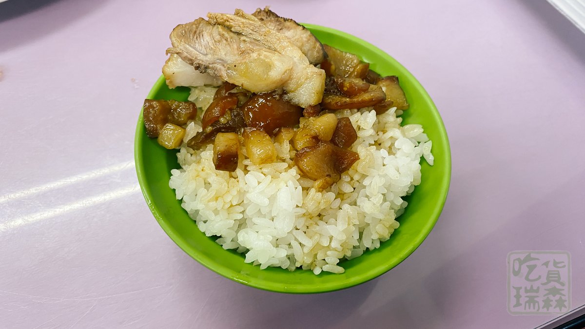 FoodieResen's tweet photo. 三重這盤老字號黑金腿庫，真的太狂。
焦糖光澤超誘人。
肥肉入口即化。
瘦肉吸滿陳年老滷，軟嫩不柴。
淋上特製辣椒醬油，微嗆解膩，爽度直接翻倍！
你吃豬腳偏愛偏甜南部風還是鹹香派？

🥩 https://t.co/TuNs0HuLuF

📍 五燈獎豬腳
🚇 新北市三重區正義北路38號
#瑞森慢活中 #新北美食 https://t.co/etcH2F12yB