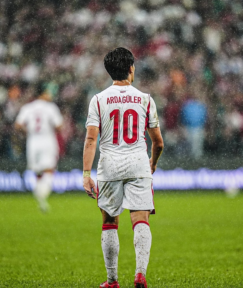 Bora26er's tweet photo. 🪄 Arda Güler'in İtalya karşısındaki performansı:

⚽ 101 topla buluşma (Sahanın en iyisi)
🧠 3/5 uzun pas
🎯 %89 pas isabeti
⏩ 6 orta (Sahanın en iyisi)
👀 4 şut (Sahanın en iyisi)
💪 11 kazanılan ikili mücadele (Sahanın en iyisi)
🌪️ 4/6 çalım  (Sahanın en iyisi)
✨ 5 rakip ceza sahasında topla buluşma
 
🚨Sahada savaşan kavga eden neredeyse tek isim.