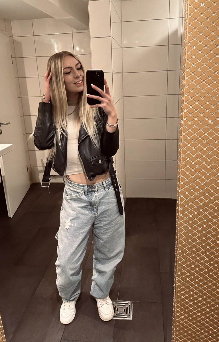 BonnieBdohy's tweet photo. Before the Date and after ✨🩵🖤

#outfitoftheday #tattoogirl #date #viral #findom #newtattoo https://t.co/VNyVsuwVlV