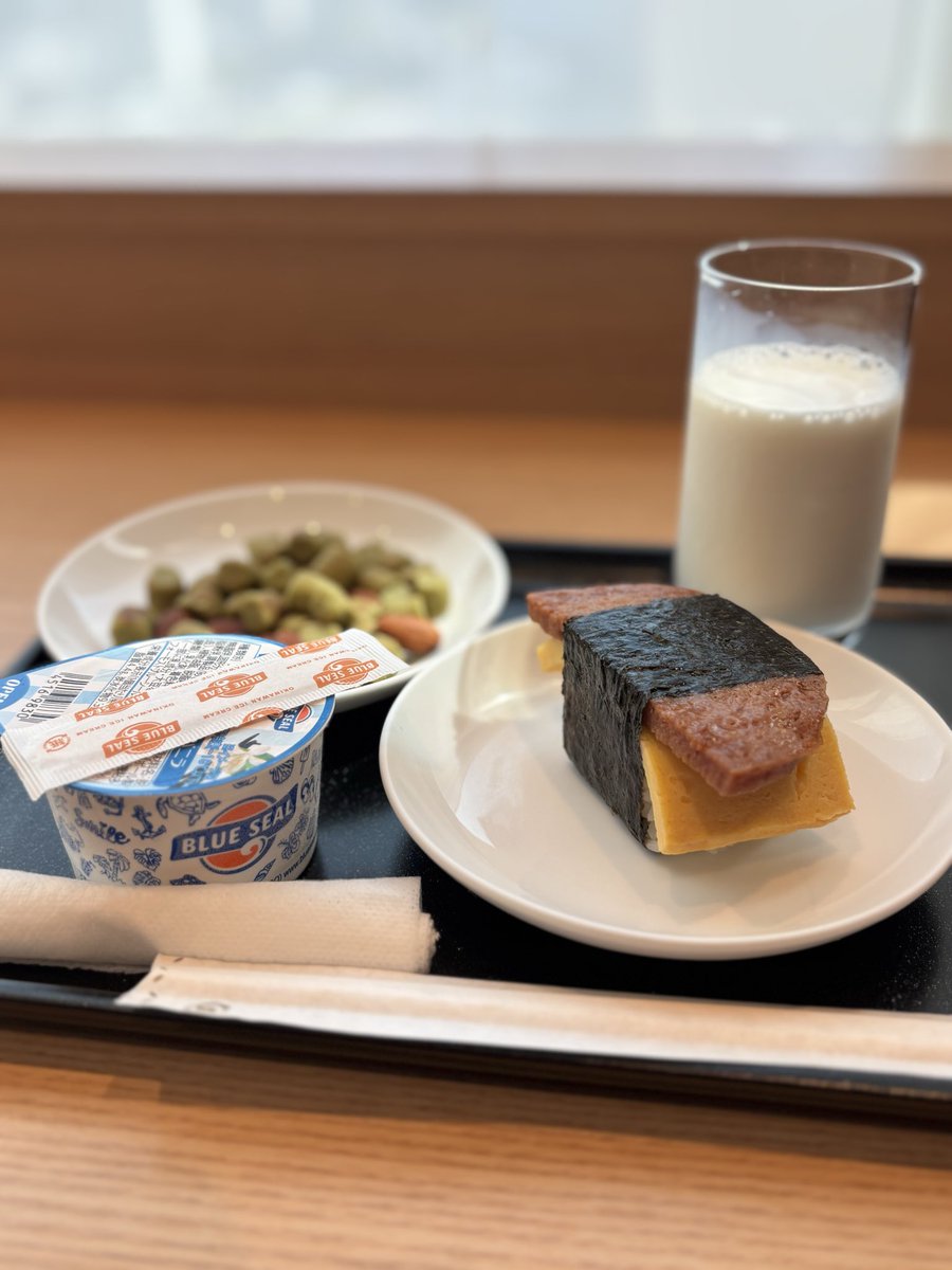 K2_PC_981S's tweet photo. OKA帰ってきて乗り継ぎまでに、
そば食って、
昼限定？のポーたま食って、
ブルーシール🍨で〆ました
雨の現世には帰りとうない😂 https://t.co/7HJe3RVIgN