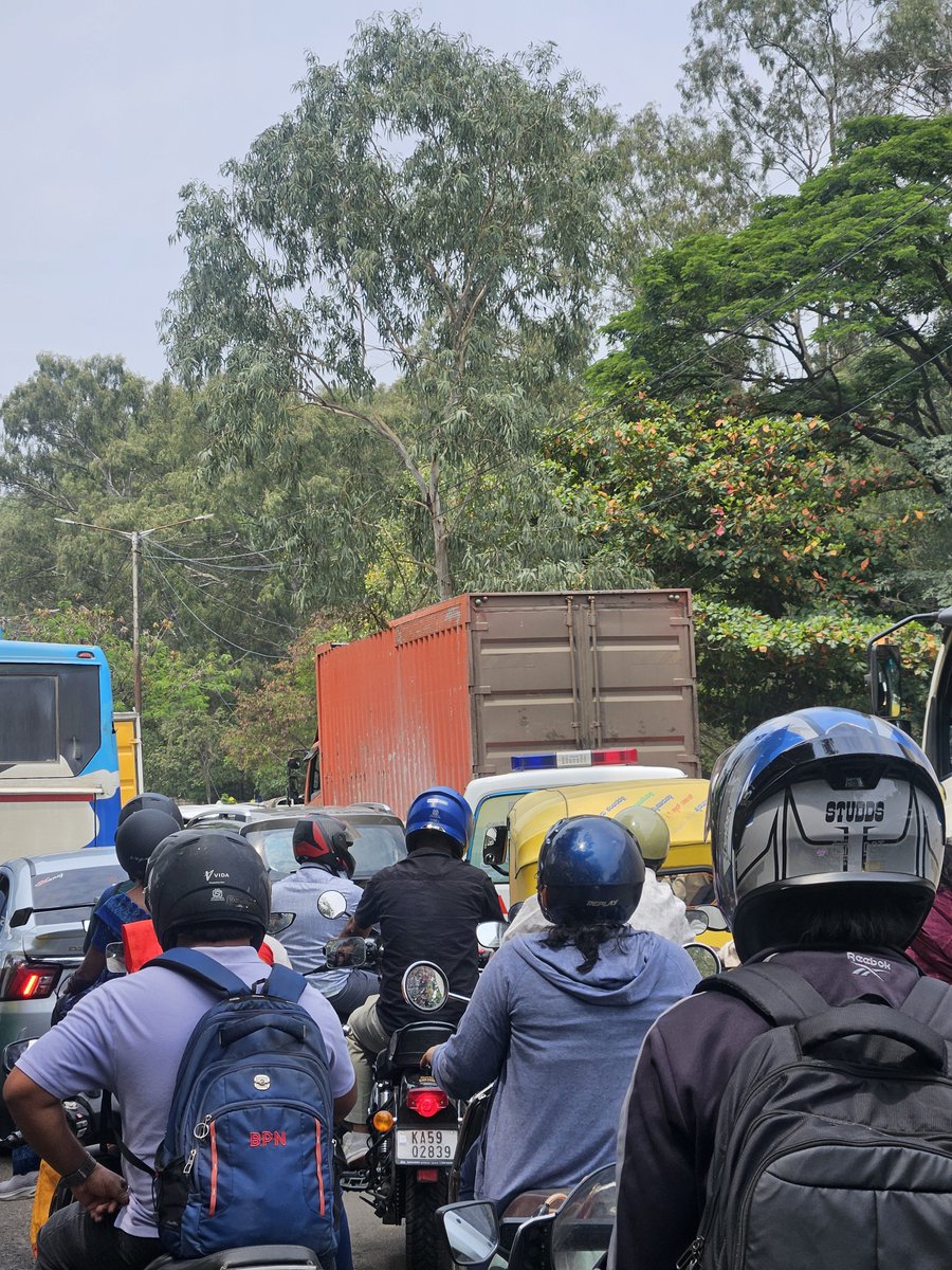 ShebinAzeez's tweet photo. This is become a regular scene in old madras road.

The golden hours are endup in traffic. Please look into this matter on high priority
@GBA_office 
@blrcitytraffic https://t.co/5mexZvgOAE