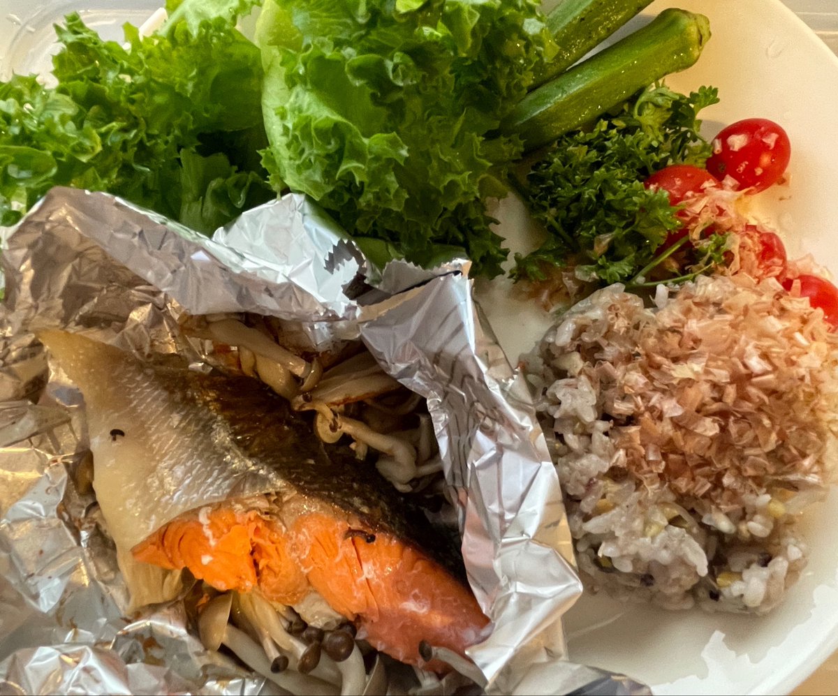 SapporoDo's tweet photo. 今日は久しぶりの休み。
定番ご飯🐟🍄‍🟫🥬🍅🥝🍚
いま洗濯4回目…🫧🫧🫧🫧
そして週末の準備💦 https://t.co/LSrfqAyGu5