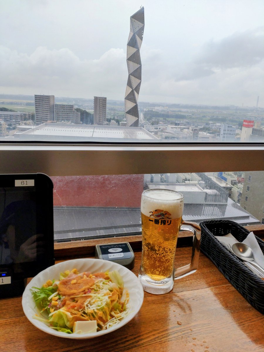 DGEBEL200SE's tweet photo. 雨だけど眺めのよいところで飲むビールは美味しい
結局一人で歩くということはこういうことだ
#Groovy https://t.co/BVHYbn9HTG