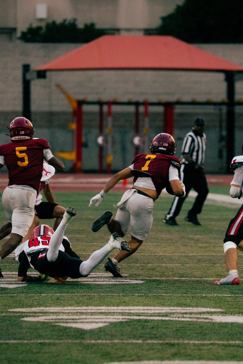 desi_valdes20's tweet photo. Mid season highlights!! DB / Returner 
Sophomore qualifier
Team Captain 
@RobertTuckerPCC @CoachMike_21 @PCCAthletics @PCCLancerFB @SacManSpin @JUCOFFrenzy @CoachSpensPCC https://t.co/CNhcQjijVx