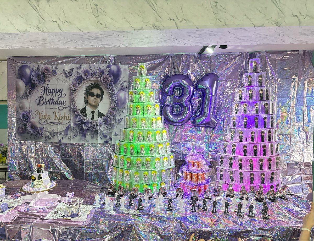 SACHI_KC_iii's tweet photo. 岸くんへの想いがつまったお祝い💜💜💜
フィギュアのタワー🗼今年はふたつ💜💚
真ん中はナポリタンタワーだよ🧡
高く‼️輝いて‼️
#岸優太誕生祭2026
#KC_HBDay 
#岸優太BD会inKOBE https://t.co/QF9LTAcTUQ